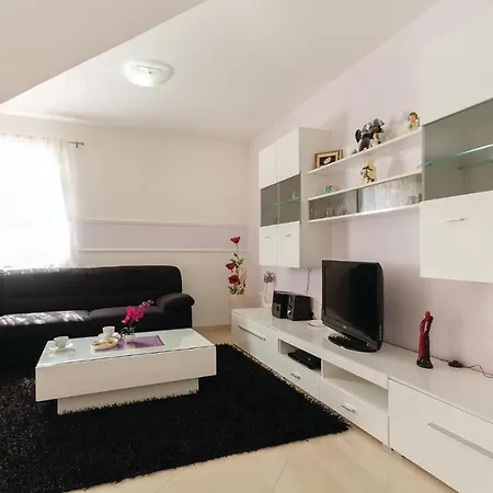 2 Bedroom Awesome In Rovinjsko Selo